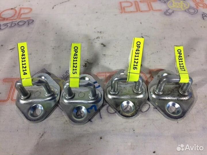 Петля замка двери Toyota OPA