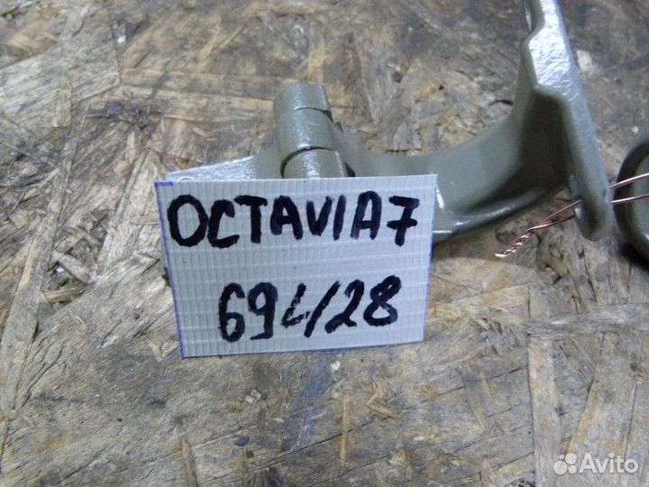 Петля двери багажника Skoda Octavia (A7) 2013-2020