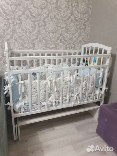 Детская кроватка с маятником