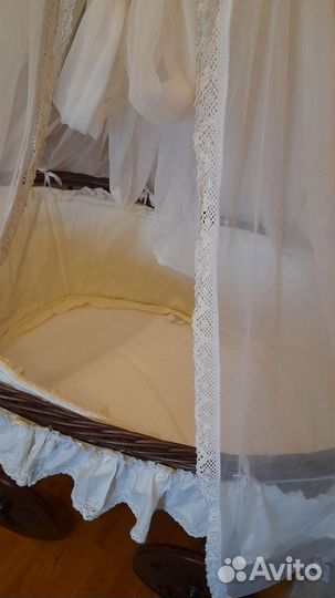 Колыбель из лозы на колёсах