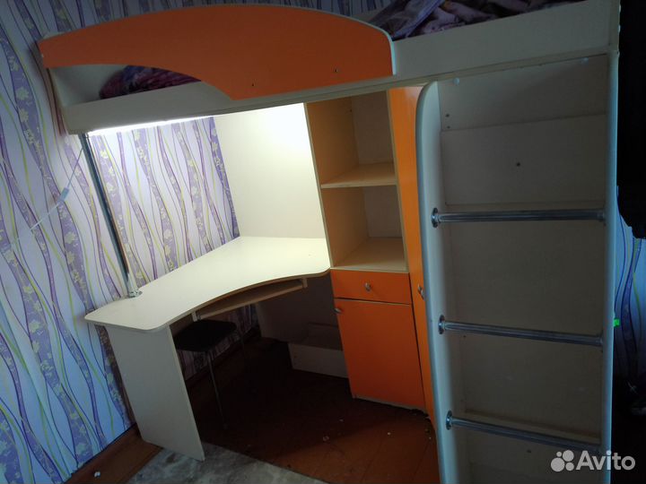 Детская кровать чердак со столом и шкафом