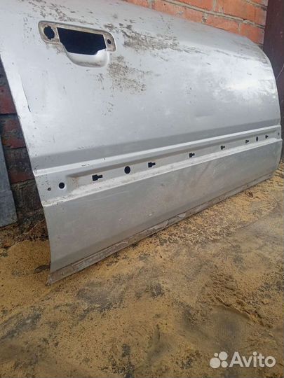 Дверь Ауди 45 кузов. Ниша запаски пластиковая