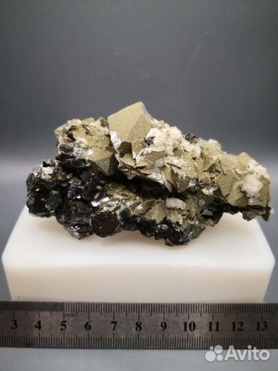 Друза сфалерита с кальцитом в хлоритовой присыпке