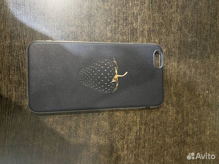 Чехол на iPhone 6s plus чёрный с клубникой