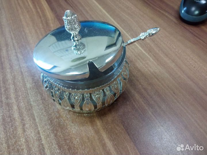 Сахарница с ложкой
