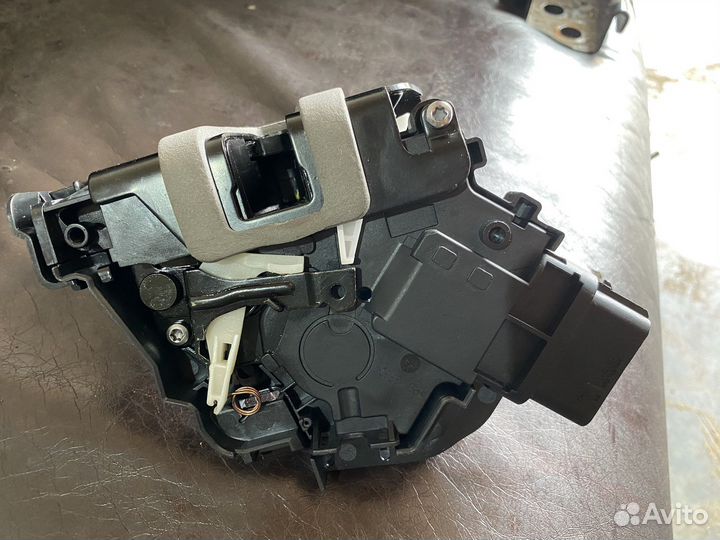 Замок двери передней правый Форд Фокус 2 дорестайл