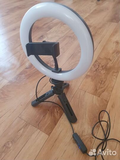 Кольцевая лампа на триноге