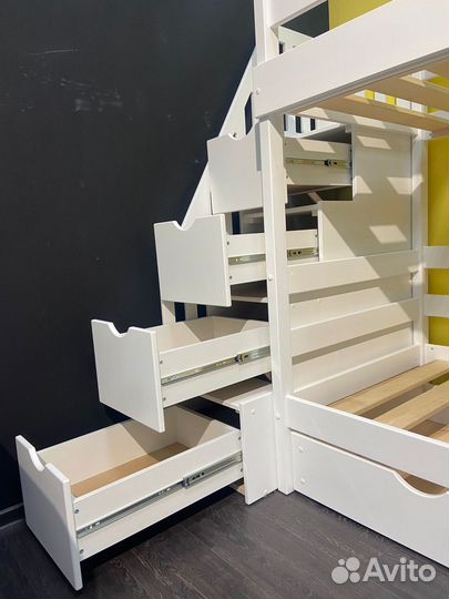 Двухъярусная кровать с лестницей Комодом
