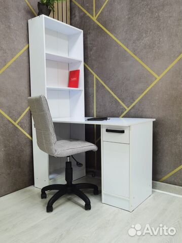 Компьютерный стол белый