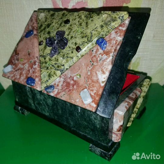 Шкатулка, украшенная драгоценными камнями. Новая