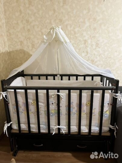 Кровать детская с маятником