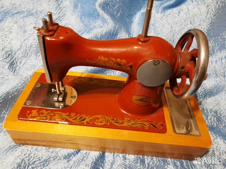 Детская швейная машинка