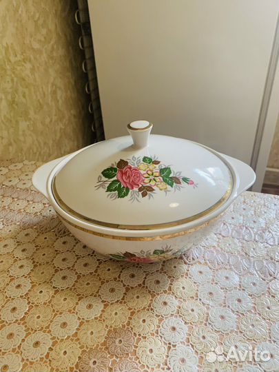 Супница с крышкой, фарфор