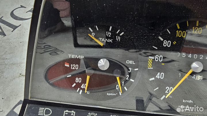 Приборная панель на Mercedes-Benz W123