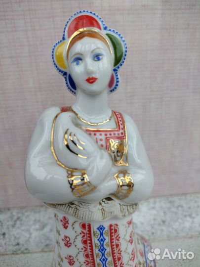 Статуэтка фарфор девушка