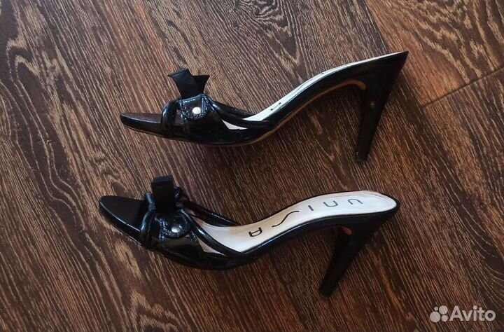 Босоножки кожаные на каблуке