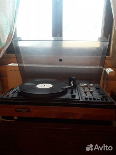 Проигрыватель винила, аудио и видео аппаратура для