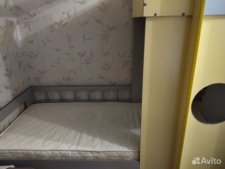 Двухярусная кровать с матрасами