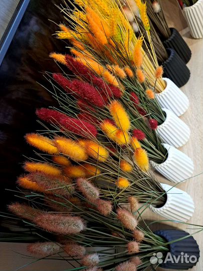 Искусственная осока, эвкалипт и колосья в вазе