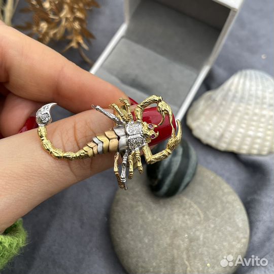 Золотое кольцо скорпион бриллианты рубины 750