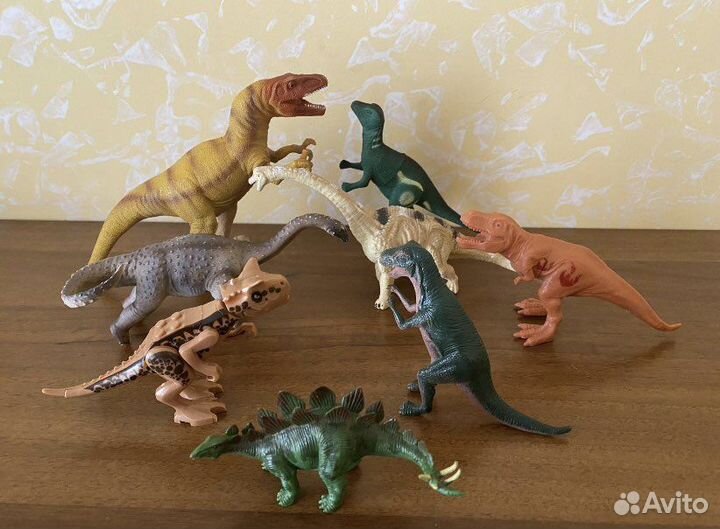 Фигурки животных и динозавров