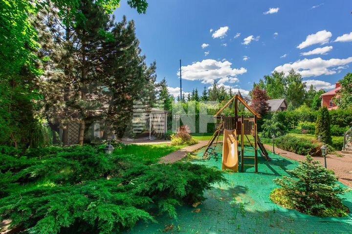 Дом 633 м² на участке 15 сот.