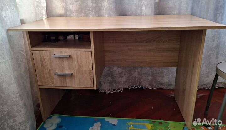 Продаётся письменный стол