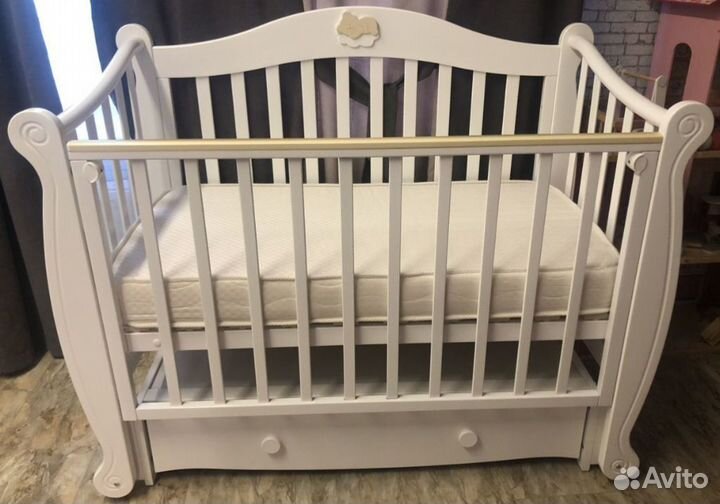 Детская кроватка с маятником и ящиком