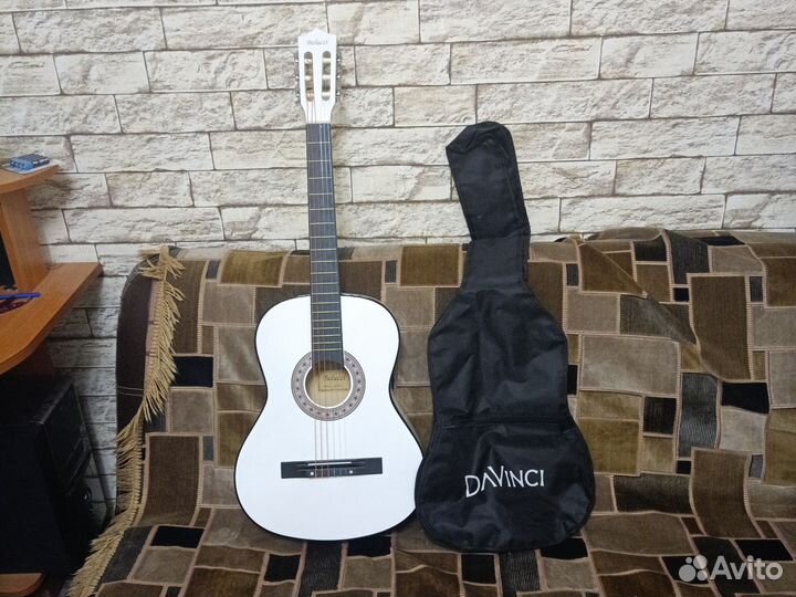 Гитара леворукая белая с чехлом