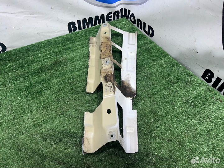 Кронштейн крыла передний правый Skoda Octavia