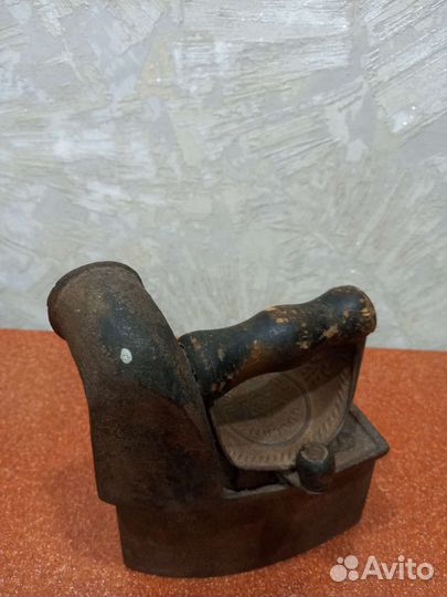 Старинный угольный утюг