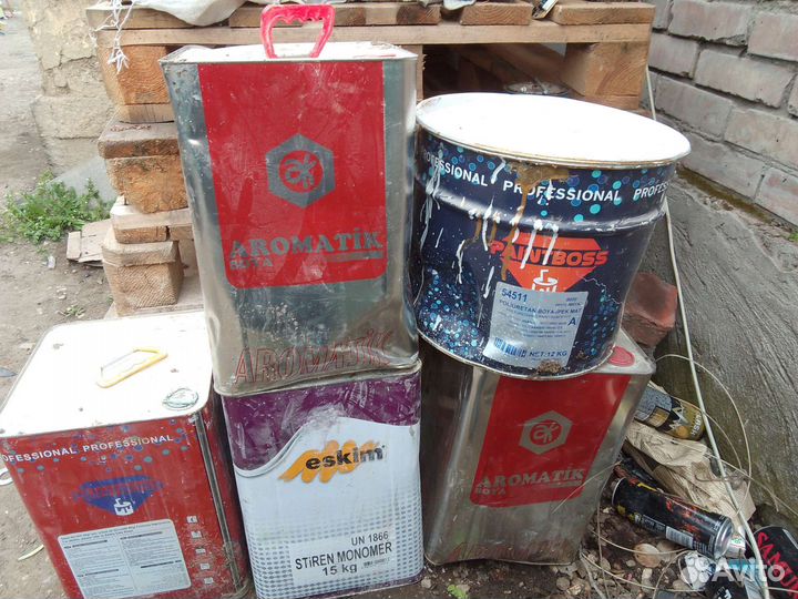 Вроде какой-то лак 2канистры запечатаны