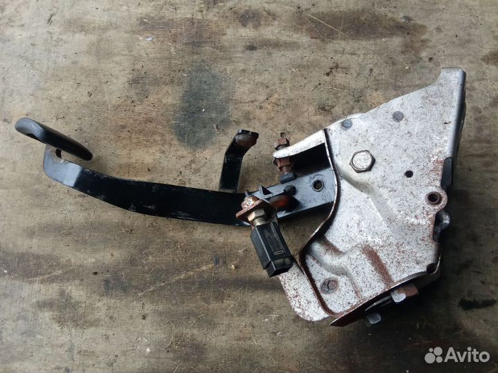 Педаль сцепления Nissan Almera Classic