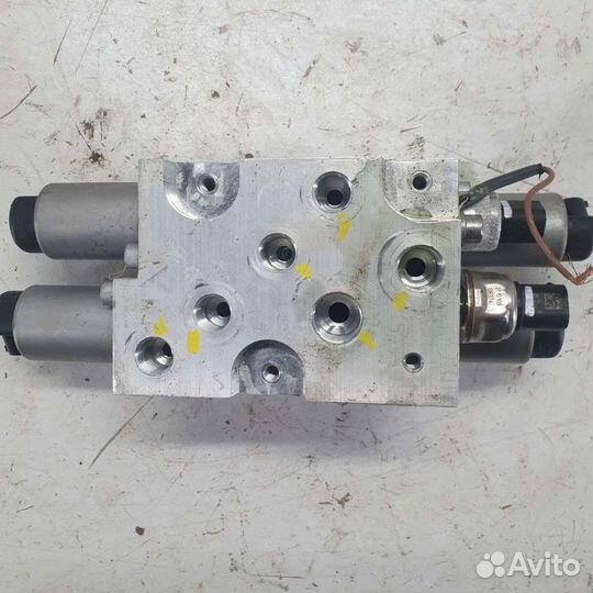 Блок клапанов гидроподвески BMW X5 E70 2011г. 6794