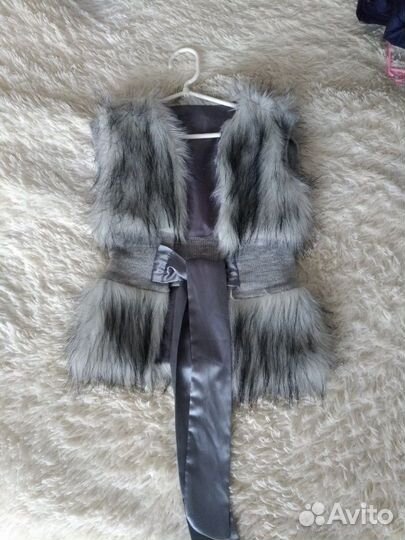 Жилет меховой,на девочку 3-4 года