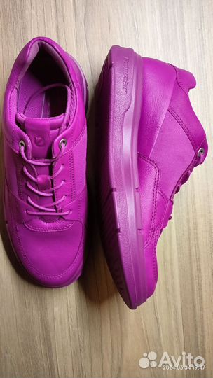 Кроссовки женские