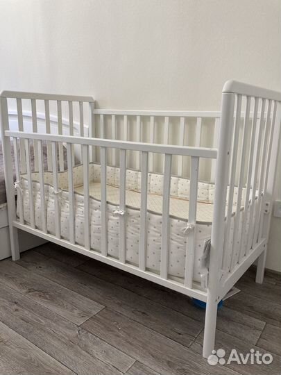Детская кровать с бортиком и матрасом