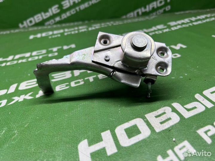 Передний левый замок двери Лада 2106