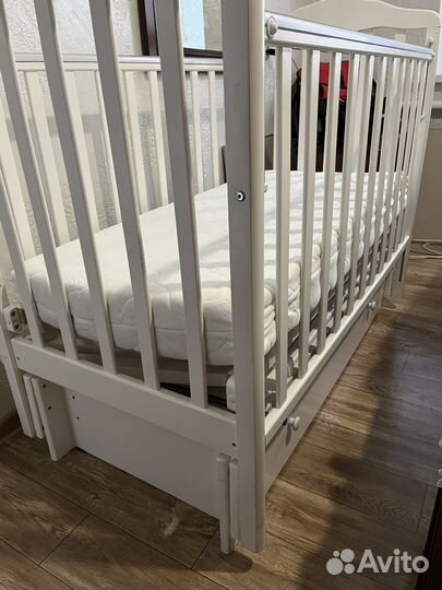 Детская кроватка с маятником и ящиком