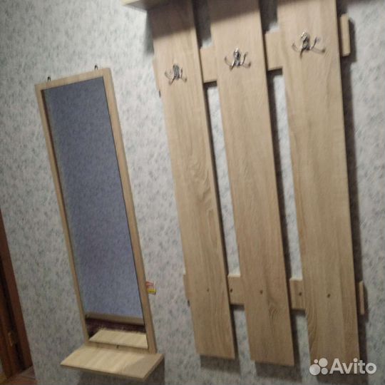 Вешалка и зеркало