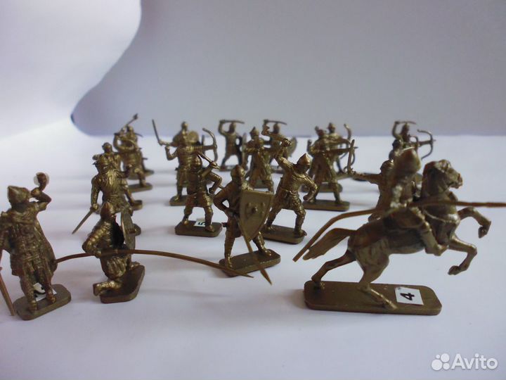 Фигурки воинов и оружия разных эпох