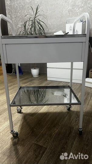 Медицинский манипуляционный столик