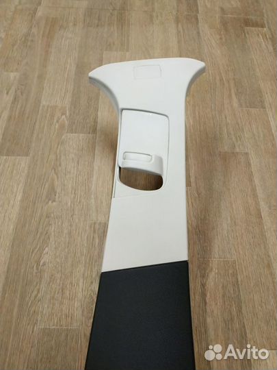 Накладка центральн стойки крыши прав Ford Focus 3