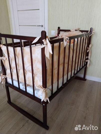 Детская кроватка с матрасом и бортиками