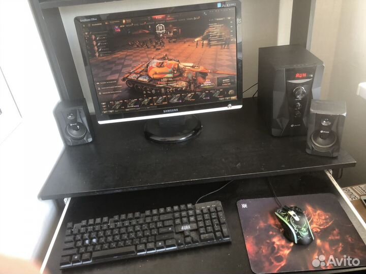 Игровой компьютер с монитором и клавиатурой