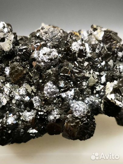 Друза сфалерита с кальцитом в хлоритовой присыпке