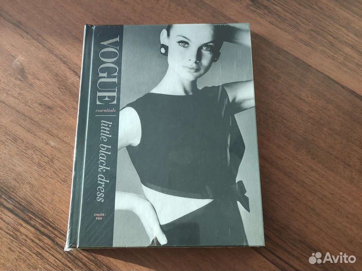 Книга Vogue Essentials: Little Black Dress