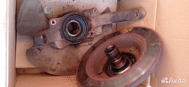 Поворотный кулак со ступицей и торм. колодкой бу