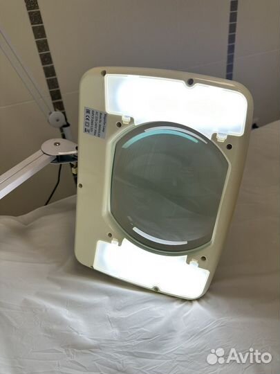 Лампа-лупа косметологическая