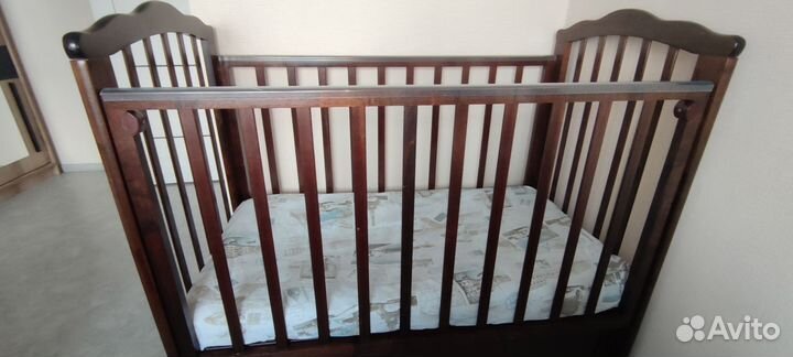 Детская кроватка с маятником и ящиком